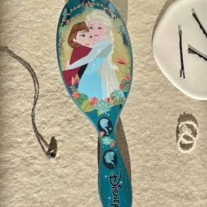 Wet brush Disney Princess Frozen II Anna&Elsa Original Detangler cetka za kosu Wet brush Disney Princess Frozen II Anna&Elsa Original Detangler cetka za kosu