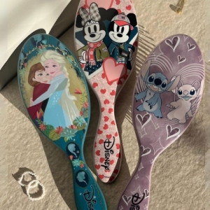 Wet brush Disney Princess Frozen II Anna&Elsa Original Detangler cetka za kosu Wet brush Disney Princess Frozen II Anna&Elsa Original Detangler cetka za kosu